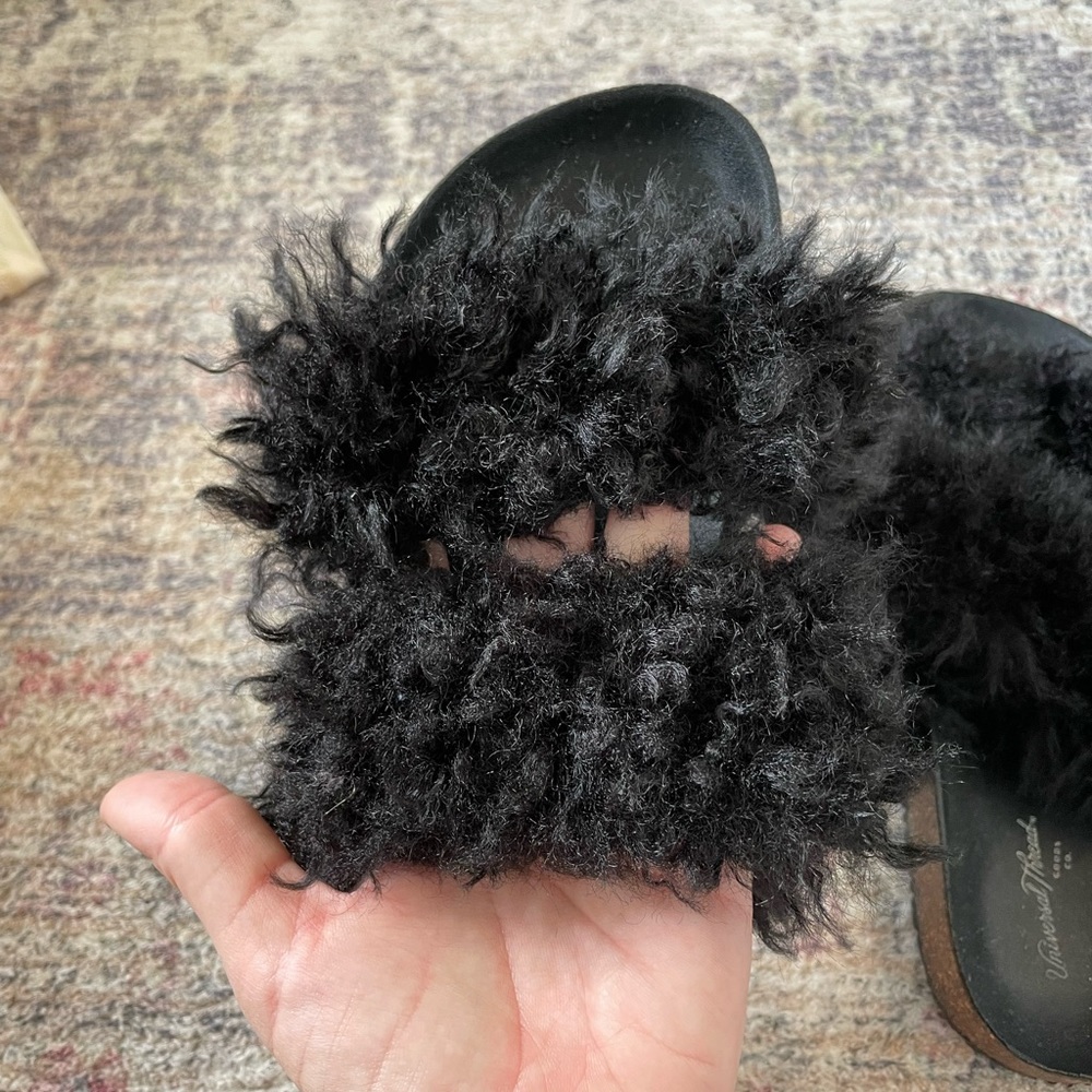 Universal Thread Fuzzy Black Slides - Picture 4 of 6